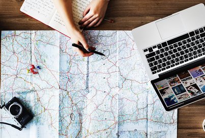 Laptop und Weltkarte