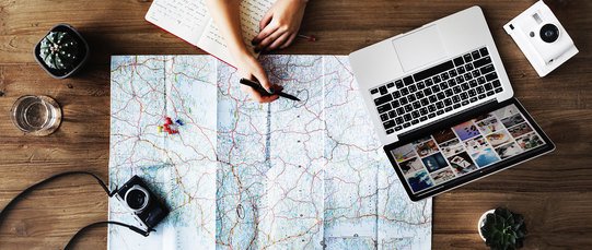 Laptop und Weltkarte